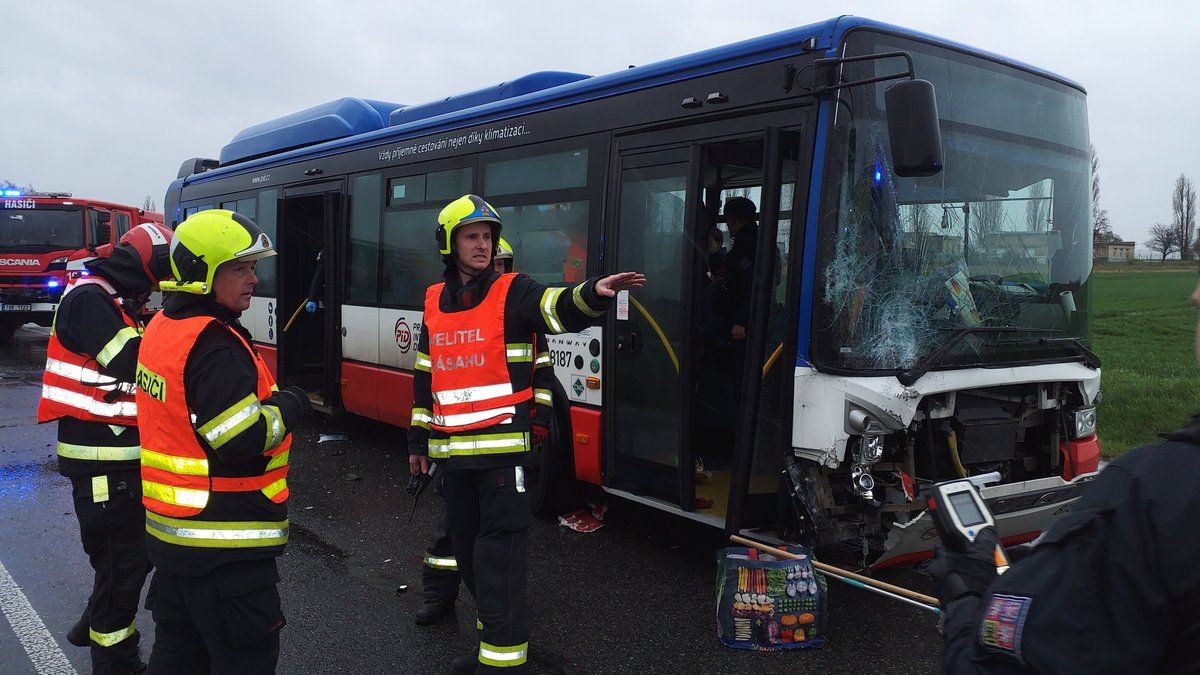 Čtyři zranění po nehodě autobusu a dvou aut v Praze